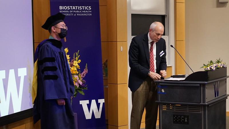 Xuidi Li receives award from Thomas R. Fleming